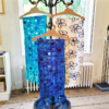 Blauwe sjaal geometrisch Gita Kalishoek en turquoise en wit bloemmotief